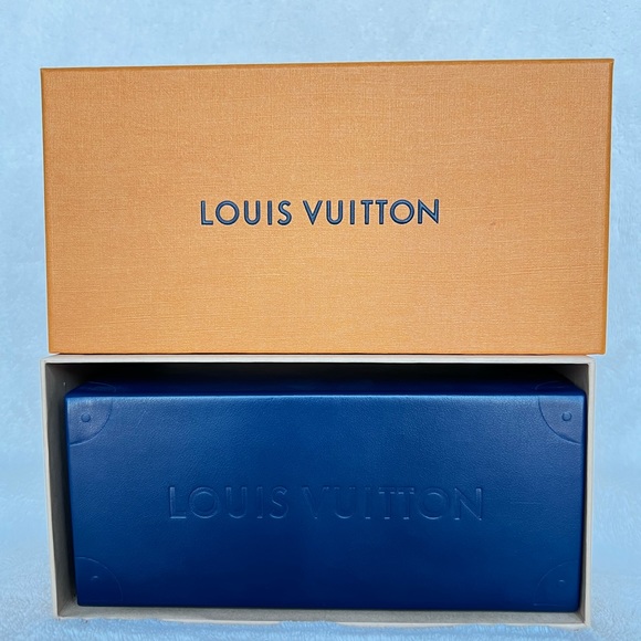 Authentic Louis Vutton Sunglasses!! Black color with gold motives! Brand New!!! - Picture 13 of 15